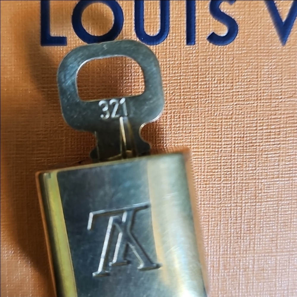 #321 LV Lock and Key 🔐 - Picture 7 of 10